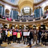 Protest für das Recht auf Abtreibung: Demonstranten stehen in der Rotunde des Kapitols von Wisconsin