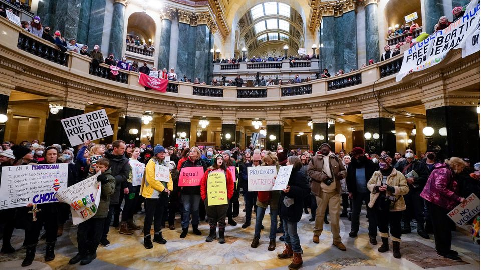 Protest für das Recht auf Abtreibung: Demonstranten stehen in der Rotunde des Kapitols von Wisconsin Protest für das Recht auf Abtreibung: Demonstranten stehen in der Rotunde des Kapitols von Wisconsin