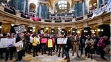 Protest für das Recht auf Abtreibung: Demonstranten stehen in der Rotunde des Kapitols von Wisconsin