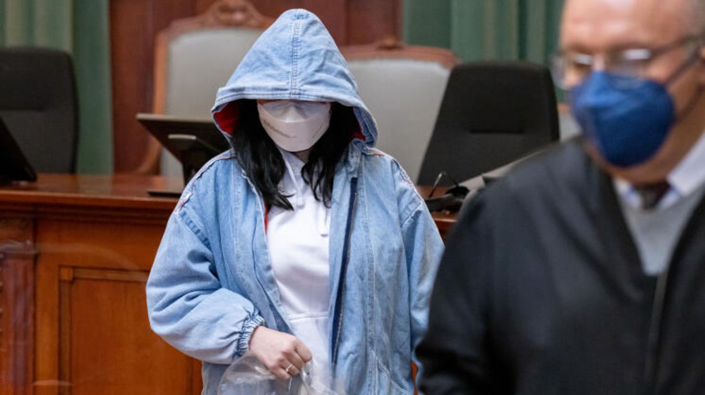 Die Tochter des getöteten Ehepaars von Mistelbach trifft zum Prozessbeginn im Landgericht Bayreuth ein