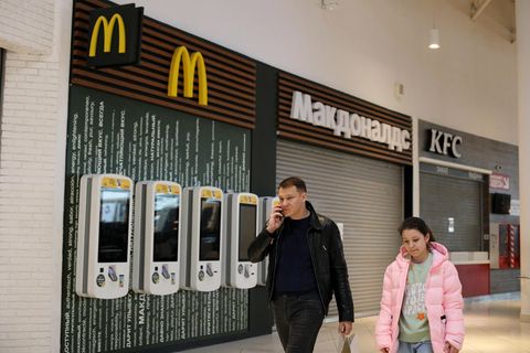 Das Logo des geschlossenen McDonald's Restaurants im Einkaufszentrum Aviapark in Moskau