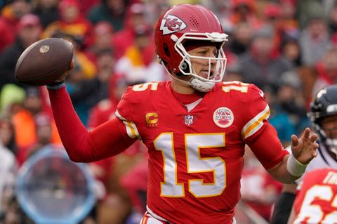 Kansas City Chiefs-Quarterback Patrick Mahomes in Aktion. Die Fans der Chiefs bangen um den Einsatz des Schlüsselspielers im Conference-Finale gegen die Cincinnati Bengals. Kurz nach dem Spiel gegen Jacksonville sagte der NFL-Star: "Ich fühle mich besser als ich zunächst gedacht hatte. Ich werde mich jetzt sofort in Behandlung begeben und alles tun, um am kommenden Wochenende so nah an 100 Prozent zu sein wie möglich."