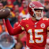 Kansas City Chiefs-Quarterback Patrick Mahomes in Aktion. Die Fans der Chiefs bangen um den Einsatz des Schlüsselspielers im Conference-Finale gegen die Cincinnati Bengals. Kurz nach dem Spiel gegen Jacksonville sagte der NFL-Star: "Ich fühle mich besser als ich zunächst gedacht hatte. Ich werde mich jetzt sofort in Behandlung begeben und alles tun, um am kommenden Wochenende so nah an 100 Prozent zu sein wie möglich."