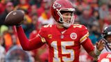 Kansas City Chiefs-Quarterback Patrick Mahomes in Aktion. Die Fans der Chiefs bangen um den Einsatz des Schlüsselspielers im Conference-Finale gegen die Cincinnati Bengals. Kurz nach dem Spiel gegen Jacksonville sagte der NFL-Star: "Ich fühle mich besser als ich zunächst gedacht hatte. Ich werde mich jetzt sofort in Behandlung begeben und alles tun, um am kommenden Wochenende so nah an 100 Prozent zu sein wie möglich."