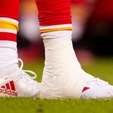 Beim Sieg gegen die Jacksonville Jaguars verzog Mahomes das Gesicht vor Schmerz als er sich den Fuß verstauchte. Hier eine Detailansicht des lädierten rechten Knöchels. Am Sonntag schrieb der Quarterback voller Zuversicht auf Twitter: "No quit!"