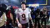 Cincinnati Bengals-Quarterback Joe Burrow verlässt das Spielfeld nach einem 27:10-Sieg gegen die Buffalo Bills. Viele hatten die Bengals nicht auf dem Zettel, was den 26-Jährigen nur noch mehr anspornt: "Das wird spaßig!" Zuvor hatte die NFL sogar Tickets für das erwartete Duell zwischen Buffalo und Kansas verkauft, doch es kam anders. Einen Seitenhieb auf die Liga-Bosse ließ nicht lange auf sich warten. "Ihr kümmert euch besser mal um die Rückerstattung", sagte Burrow grinsend in die TV-Kameras.