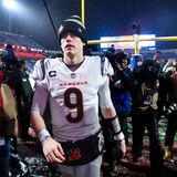 Cincinnati Bengals-Quarterback Joe Burrow verlässt das Spielfeld nach einem 27:10-Sieg gegen die Buffalo Bills. Viele hatten die Bengals nicht auf dem Zettel, was den 26-Jährigen nur noch mehr anspornt: "Das wird spaßig!" Zuvor hatte die NFL sogar Tickets für das erwartete Duell zwischen Buffalo und Kansas verkauft, doch es kam anders. Einen Seitenhieb auf die Liga-Bosse ließ nicht lange auf sich warten. "Ihr kümmert euch besser mal um die Rückerstattung", sagte Burrow grinsend in die TV-Kameras.
