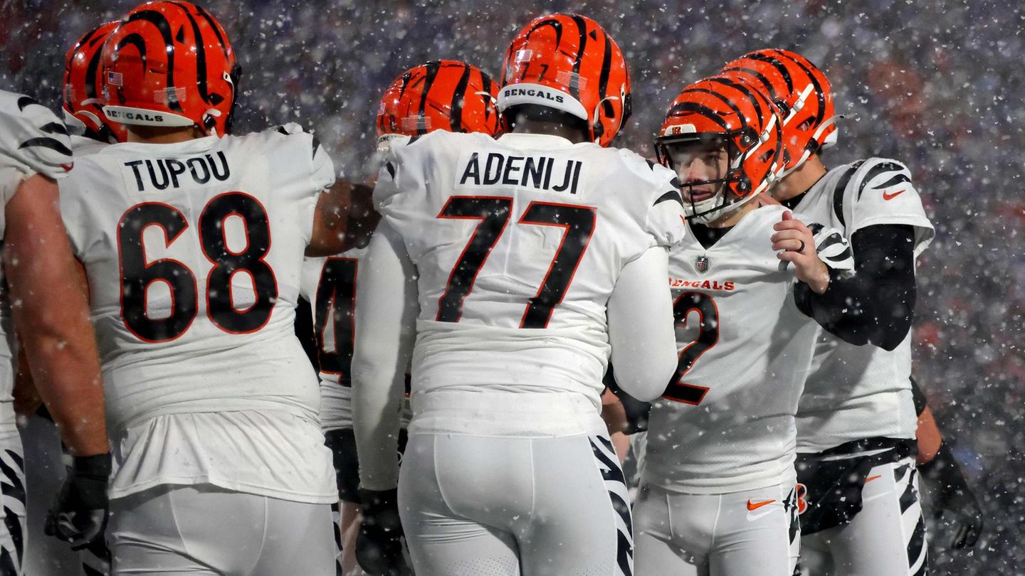Evan McPherson (#2) von den Cincinnati Bengals feiert mit seinen Teamkollegen nach einem Field Goal gegen die Buffalo Bills. Kansas wird das Team aus Ohio gewiss nicht unterschätzen – schon vergangene Saison waren die Bengals die Endstation für die Chiefs.