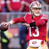 Brock Purdy (#13) von den San Francisco 49ers wirft einen Pass gegen die Dallas Cowboys. Im vergangenen Frühjahr noch als "Mister Irrelevant" verlacht, führte der 23-Jährige die 49ers bis ins Conference-Finale. "Ins NFC-Finale zu kommen, bedeutet uns und mir sehr viel. Echt ist echt cool und ich bin wirklich dankbar", sagte der junge Quarterback auf der Pressekonferenz nach dem Playoff-Match gegen Dallas.