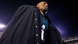 Jalen Hurts (#1) von den Philadelphia Eagles verlässt nach dem 38:7-Sieg gegen die New York Giants das Feld. Der junge Spielmacher ging voran und machte die Eagles zum besten Team der Regular Season. Prominente Unterstützung erhält der 24-Jährige von Lebron James. Mit beißender Ironie reagiert der NBA-Star auf überzogene Kritik an Hurts: "Es ist genauso, wie sie immer gesagt haben. Jeder würde im Moment als Quarterback der Eagles gut aussehen."