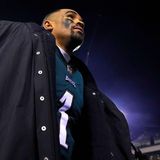 Jalen Hurts (#1) von den Philadelphia Eagles verlässt nach dem 38:7-Sieg gegen die New York Giants das Feld. Der junge Spielmacher ging voran und machte die Eagles zum besten Team der Regular Season. Prominente Unterstützung erhält der 24-Jährige von Lebron James. Mit beißender Ironie reagiert der NBA-Star auf überzogene Kritik an Hurts: "Es ist genauso, wie sie immer gesagt haben. Jeder würde im Moment als Quarterback der Eagles gut aussehen."