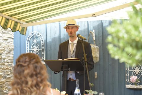 Markus Züfle hält eine Traurede bei einer Hochzeit