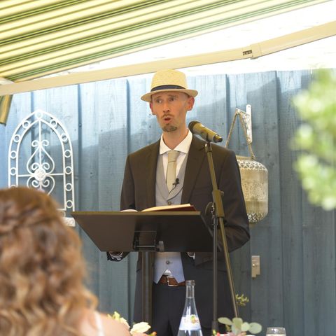 Markus Züfle hält eine Traurede bei einer Hochzeit