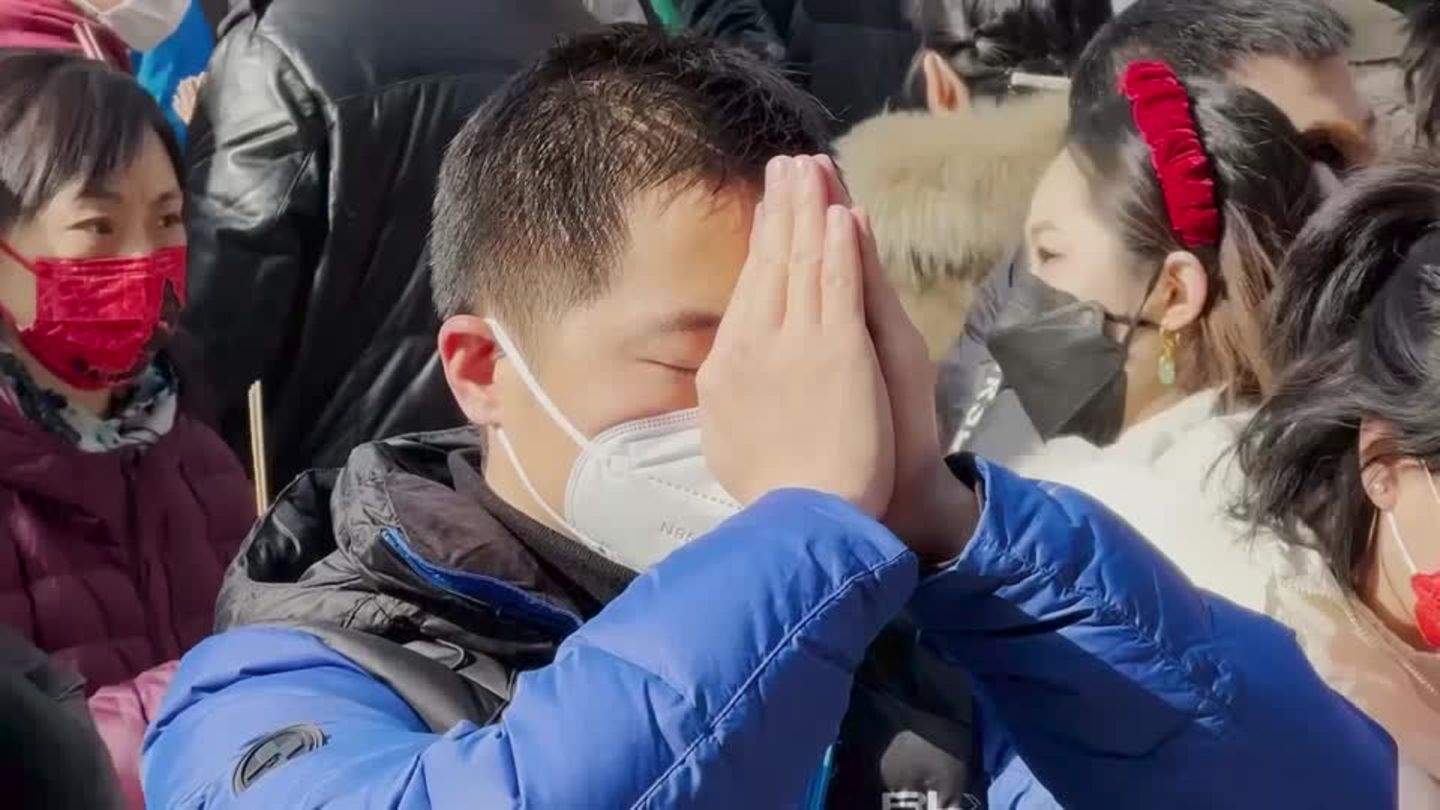Video: Chinesen beten für Gesundheit - die Zahl der COVID-Toten steigt