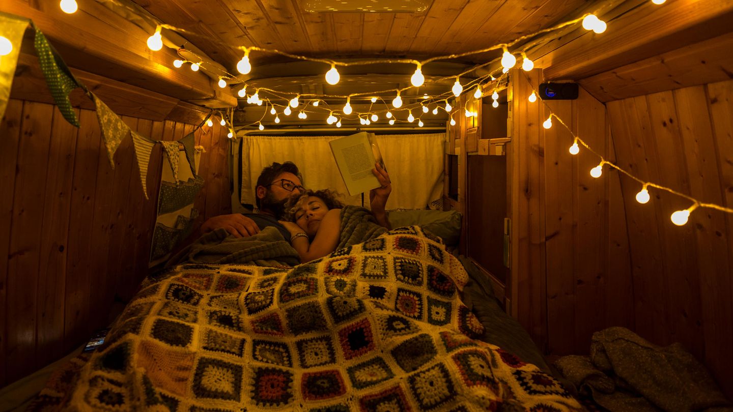 Camping geht auch in Innenräumen – manchmal sogar mit dem gewissen Die Menschen in England machen es mit dem Champing-Boom vor: Sie übernachten in Kirchen (Symbolbild).