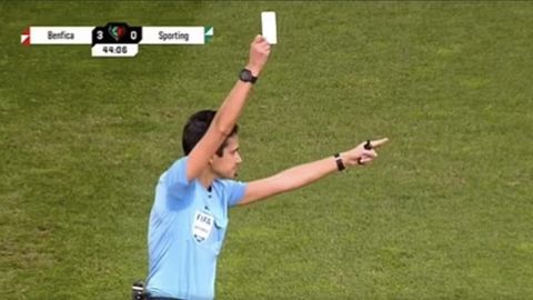 Schiedsrichterin Catarina Campos mit der Weißen Karte