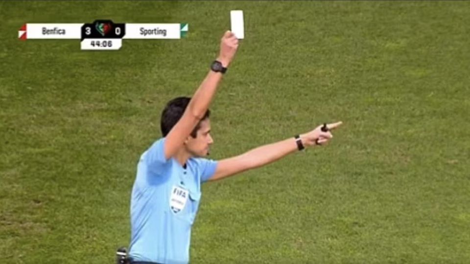 Referee Katarina Campos with a white paper