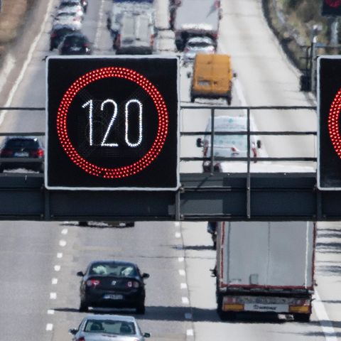 Schilder zur Anzeige der Geschwindikeitsbegrenzungen