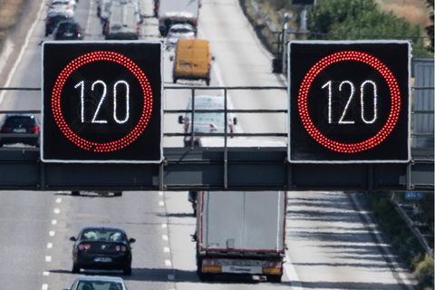 Schilder zur Anzeige der Geschwindikeitsbegrenzungen