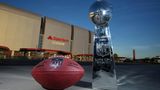 Der Super Bowl LVII wird in der Nacht vom 12. auf den 13. Februar im State Farm Stadium in Glendale, Arizona ausgetragen. Bei regulären Spielen bietet das Stadion Platz für 63.400 Zuschauer – erweiterbar auf bis zu 78.600 Plätze. Für die legendäre Halbzeit-Show hat bereits Superstar Rihanna zugesagt.