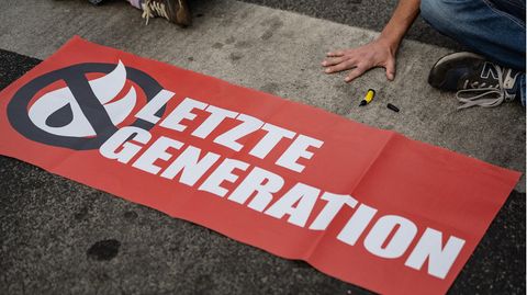 Festgeklebt: Die Gruppe Letzte Generation hat vor einem Jahr mit ihren Protestaktionen für mehr Klimaschutz begonnen