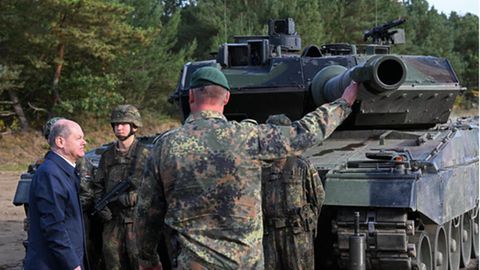 Kanzler Scholz begutachtet einen Leopard-2-Kampfpanzer