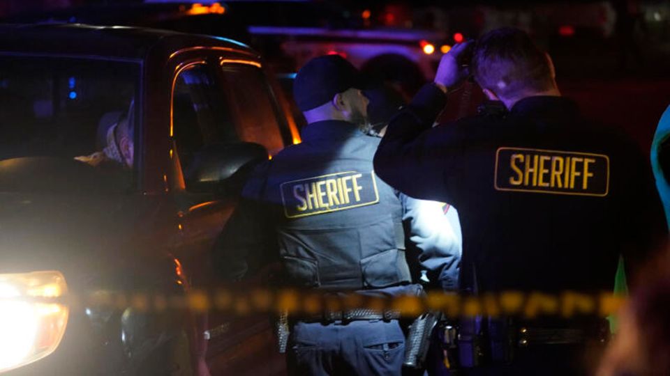 Mitarbeiter der Strafverfolgungsbehörden sichern den Tatort in Half Moon Bay, Kalifornien