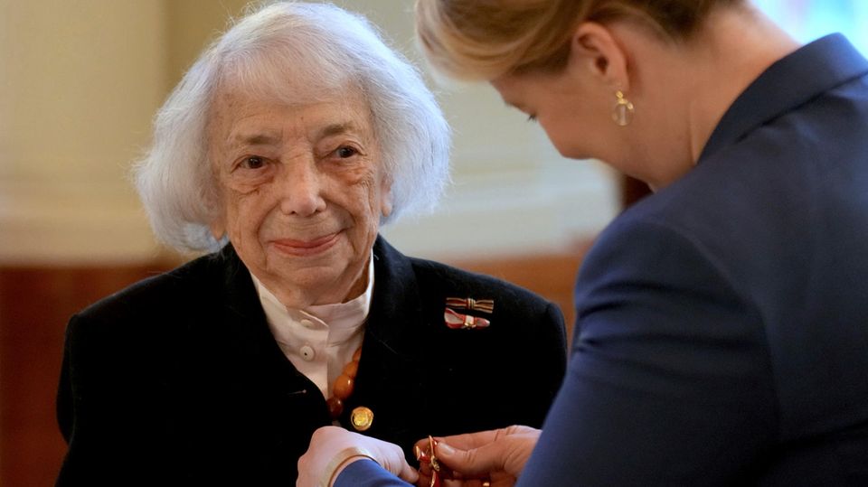 Margot Friedländer bekommt das Bundesverdienstkreuz 1. Klasse verliehen