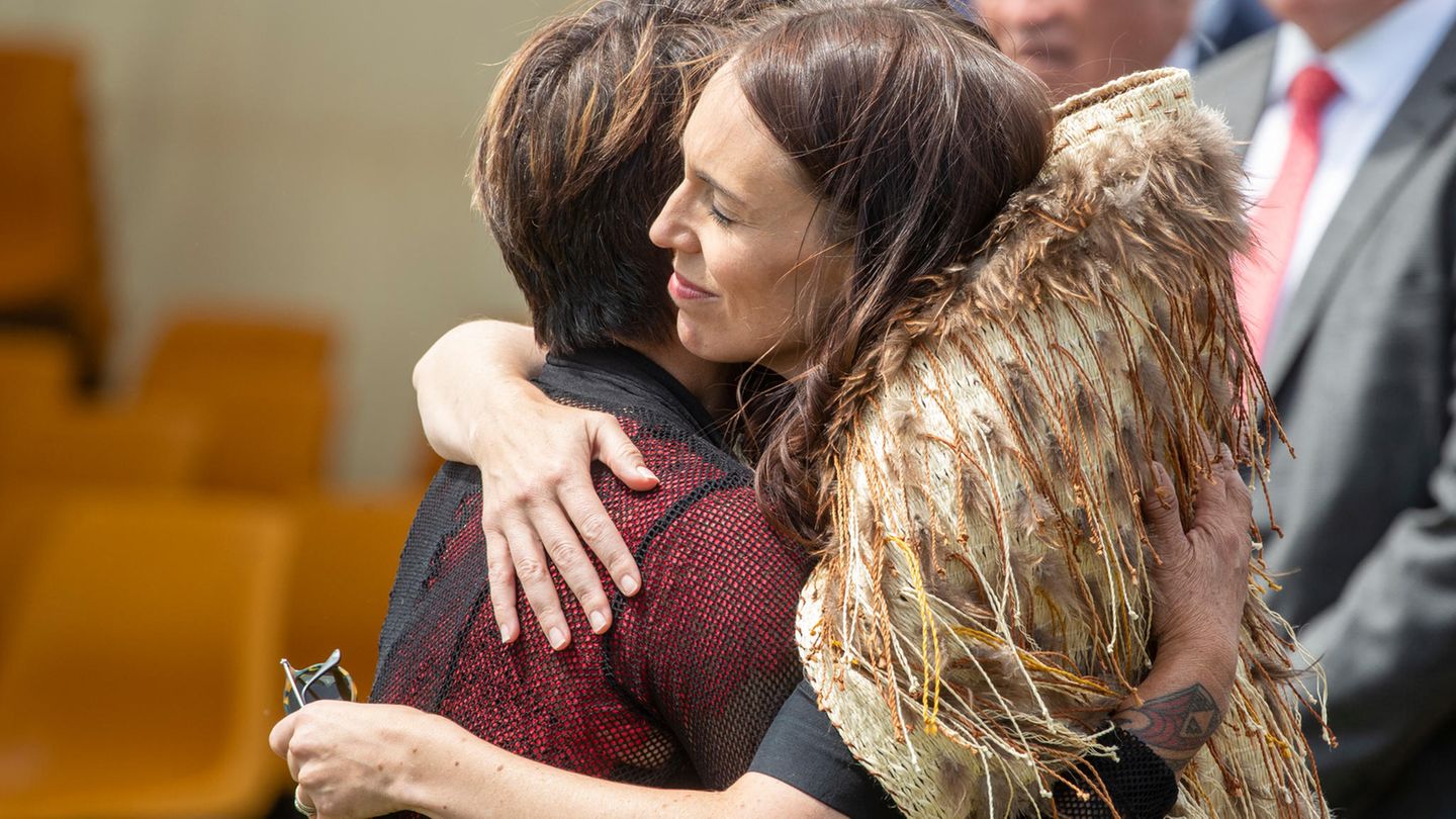 Scheidende Ministerpräsidentin: Jacinda Ardern zeigt sich bei letztem offiziellen Auftritt in Maori-Federmantel