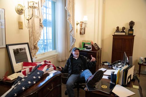 Richard Barnett während des Kapitol-Sturms im Büro der damaligen Sprecherin des Repräsentantenhauses Nancy Pelosi