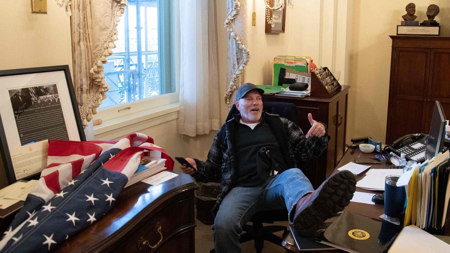 Richard Barnett während des Kapitol-Sturms im Büro der damaligen Sprecherin des Repräsentantenhauses Nancy Pelosi