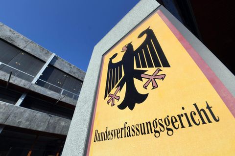 Ein Hinweisschild mit Bundesadler und Schriftzug "Bundesverfassungsgericht"