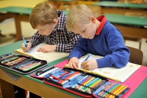 Zwei Kinder schreiben, einer davon ist Linskhänder