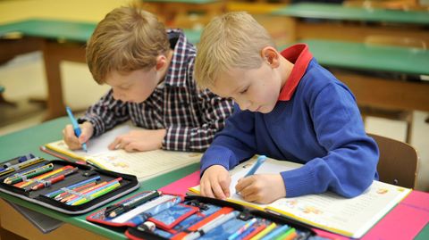 Zwei Kinder schreiben, einer davon ist Linskhänder