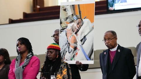 Familienmitglieder und Unterstützer halten ein Foto von Tyre Nichols hoch, der bei einem Polizeieinsatz in Memphis starb