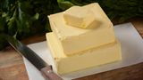 Butter eignet sich besonders gut im Angebot einzukaufen. Sie können sie am Stück einfrieren und je nach Bedarf im Kühlschrank schonend auftauen. Oder aber Sie verarbeiten die Butter gleich in einem Kuchenteig oder Keksteig weiter und frieren diesen ein. Wenn Sie dann schnell einen Kuchen oder Kekse backen wollen, haben Sie bereits die Vorarbeit geleistet und sparen sich jede Menge Zeit.