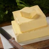 Butter eignet sich besonders gut im Angebot einzukaufen. Sie können sie am Stück einfrieren und je nach Bedarf im Kühlschrank schonend auftauen. Oder aber Sie verarbeiten die Butter gleich in einem Kuchenteig oder Keksteig weiter und frieren diesen ein. Wenn Sie dann schnell einen Kuchen oder Kekse backen wollen, haben Sie bereits die Vorarbeit geleistet und sparen sich jede Menge Zeit.