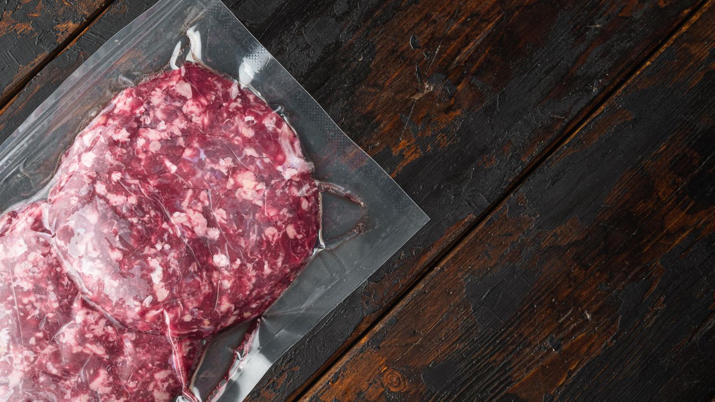 Nichts eignet sich wohl besser als Hackfleisch in großen Mengen einzukaufen. Portionieren Sie das Fleisch dann in 250g-Patties und frieren Sie diese im flachgedrückten Plastikbeutel ein. So können Sie immer darauf zurückgreifen, wenn Sie ein Ragù oder Fleischbällen zubereiten wollen.