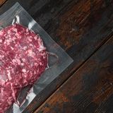 Nichts eignet sich wohl besser als Hackfleisch in großen Mengen einzukaufen. Portionieren Sie das Fleisch dann in 250g-Patties und frieren Sie diese im flachgedrückten Plastikbeutel ein. So können Sie immer darauf zurückgreifen, wenn Sie ein Ragù oder Fleischbällen zubereiten wollen.