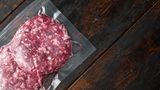Nichts eignet sich wohl besser als Hackfleisch in großen Mengen einzukaufen. Portionieren Sie das Fleisch dann in 250g-Patties und frieren Sie diese im flachgedrückten Plastikbeutel ein. So können Sie immer darauf zurückgreifen, wenn Sie ein Ragù oder Fleischbällen zubereiten wollen.