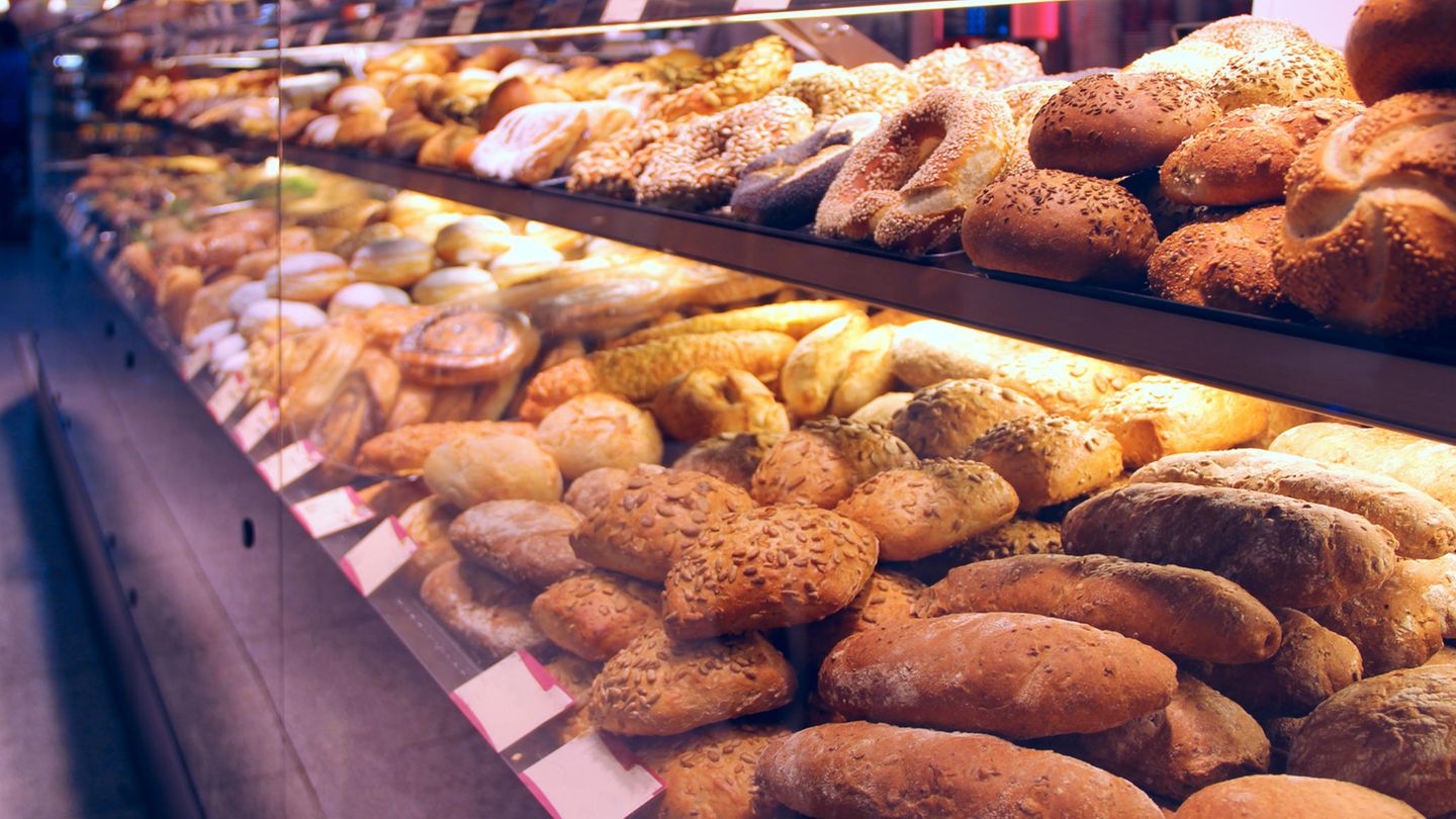 Brot lässt sich einige Tage lagern, aber auch, wenn es bereits angetrocknet ist, kann man es noch weiterverarbeiten. Beispielsweise zu Croûtons, Semmelbrösel oder für French Toast. 
