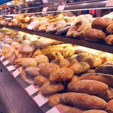 Brot lässt sich einige Tage lagern, aber auch, wenn es bereits angetrocknet ist, kann man es noch weiterverarbeiten. Beispielsweise zu Croûtons, Semmelbrösel oder für French Toast. 