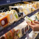 Kann man Käse einfrieren? Unbedingt sogar, aber nur, wenn Sie ihn später zum Überbacken verwenden wollen. Sie können Käse wie Parmesan oder Mozzarella ruhig reiben und dann problemlos einfrieren. Falls Sie zu einem späteren Zeitpunkt einen Auflauf zubereiten wollen, tauen Sie den Käse einfach wieder auf oder neben Sie ihn portionsweise heraus.