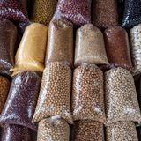 Kaufen Sie Hülsenfrüchte wie Bohnen und Linsen immer getrocknet. Sie kosten zwar genauso viel wie Hülsenfrüchte aus der Dose, aber die Menge vervierfacht sich, wenn Sie die Bohnen oder Linsen im Wasser einweichen. Eingeweicht können Sie die Hülsenfrüchte auch gut einfrieren. 