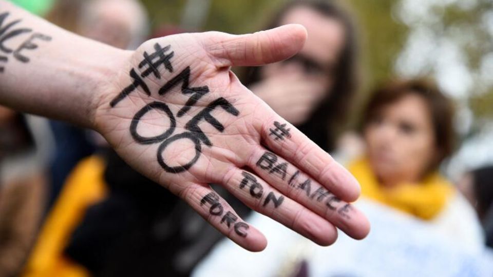 Sexismus in Frankreich: Eine Hand mit der Aufschrift #metoo bei einer Demonstration