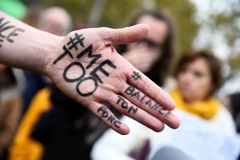 Sexismus in Frankreich: Eine Hand mit der Aufschrift #metoo bei einer Demonstration