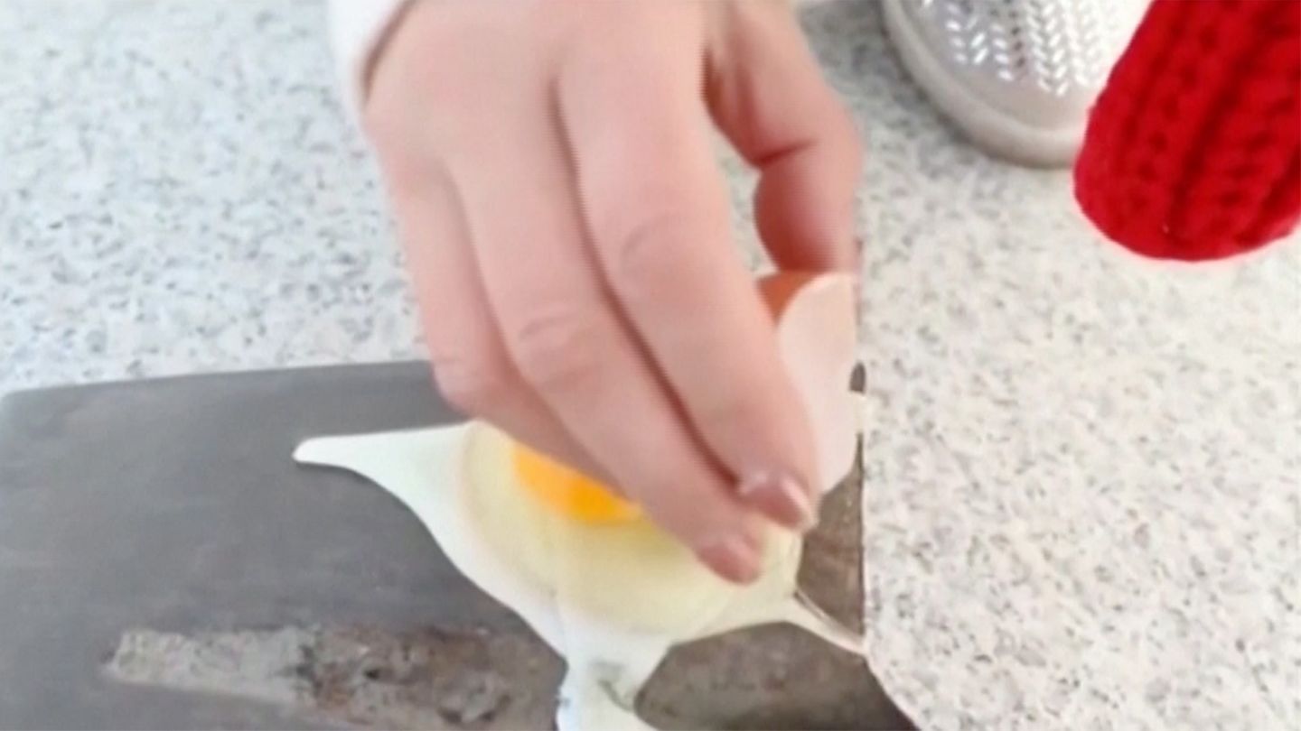 Skurriles Experiment: Minus 53 Grad: Wo das Frühstücksei auf der Schaufel gefriert