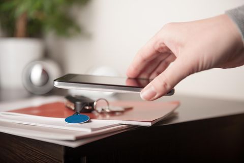 Ein Handy kommuniziert mit einem NFC-Tag