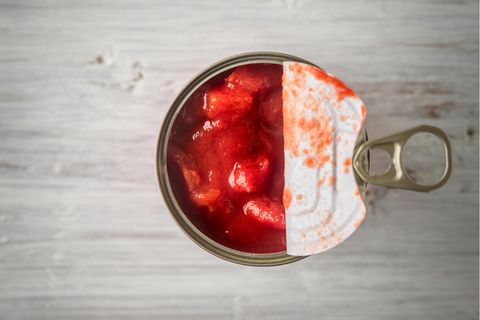 Greifen Sie bei Dosentomaten zu, wenn sie im Angebot sind. Sie können damit wunderbar Ihre Vorratskammer füllen und je nach Bedarf für Saucen, Currys oder Minestrone verwenden. 