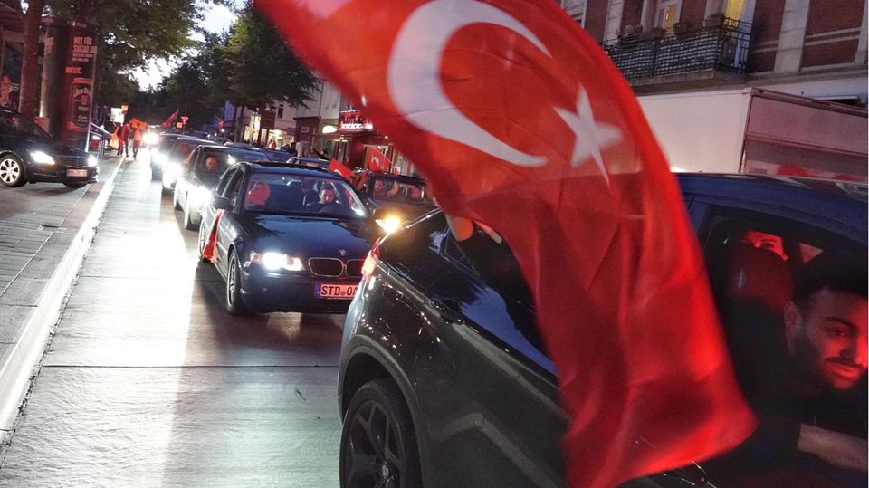 Anhänger von Recep Tayyip Erdoğan beim Autokorso